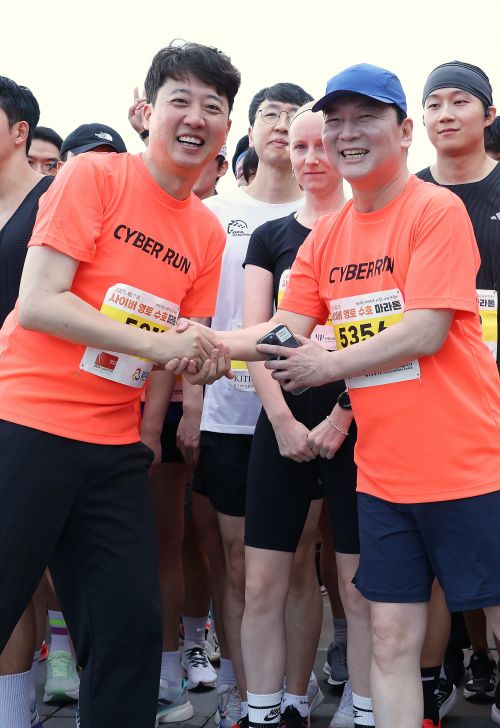 이준석 개혁신당 대표와 안철수 국민의힘 의원이 7일 오전 서울 여의도 한강공원 물빛무대에서 열린 2025 제17회 사이버 영토 수호 마라톤대회에서 5km 출발 전 악수를 나누고 있다. 2025.9.7 뉴스1