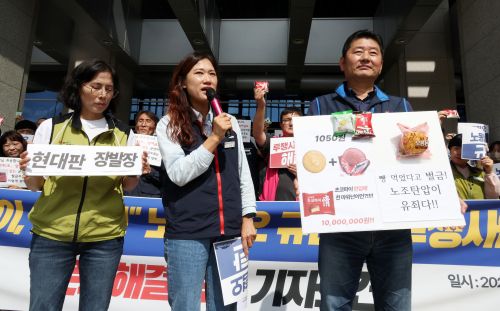 민주노총 전북본부는 30일 전북도청 앞에서 기자회견을 열고 ‘초코파이 절도 사건’에 대해 무죄 선고를 촉구했다. 연합뉴스