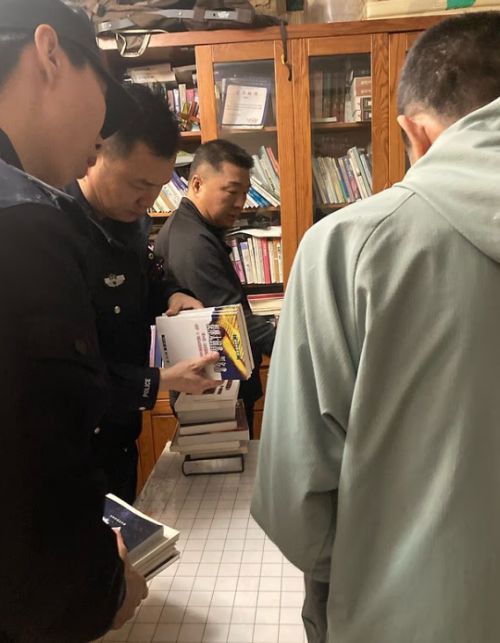 지난 10일 중국 공안이 시온교회 소속 목사의 집을 급습한 모습. AP 연합뉴스