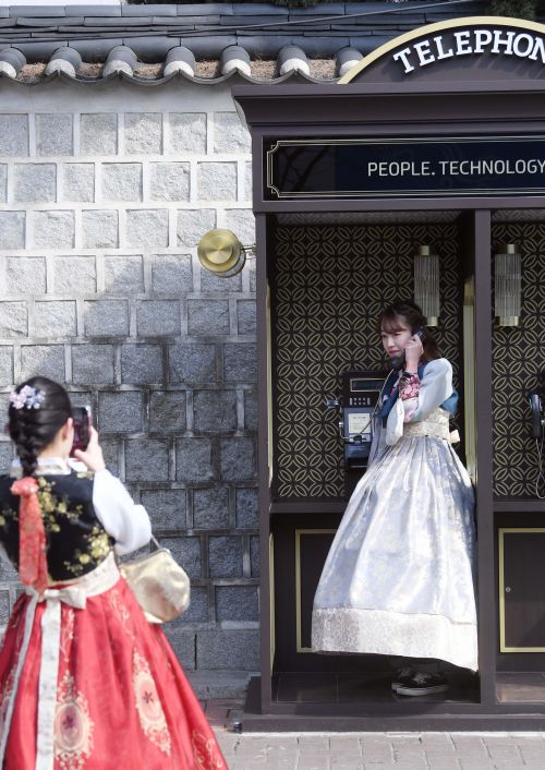 서울 종로구 인사동의 뉴트로 공중전화기에서 기념 촬영을 하는 외국 관광객들. 서울신문 포토라이브러리.