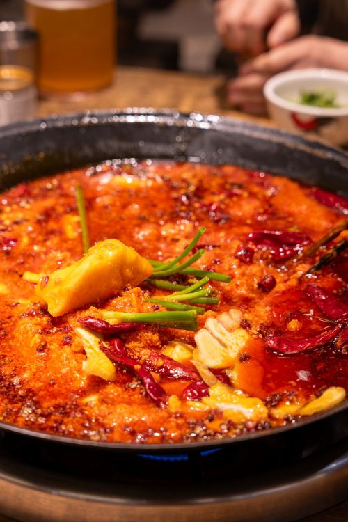 홍탕의 모습. 제대로 된 쓰촨식 홍탕은 50% 이상이 기름으로 구성돼 있다.