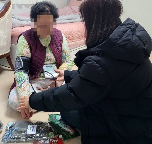 서울 서대문구 동주민센터의 방문간호사가 취약계층 노인을 방문해 건강 관리를 하고 있다.   서대문구 제공