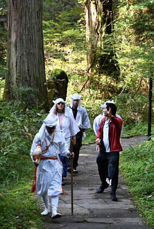 하구로산에서 야마부시 체험을 하는 관광객들.