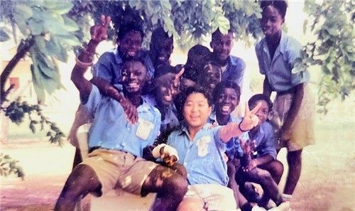 가나 중학교에서 친구들과 함께 어울리는 중학생 시절 최고조. 최고조 주한 가나대사 제공