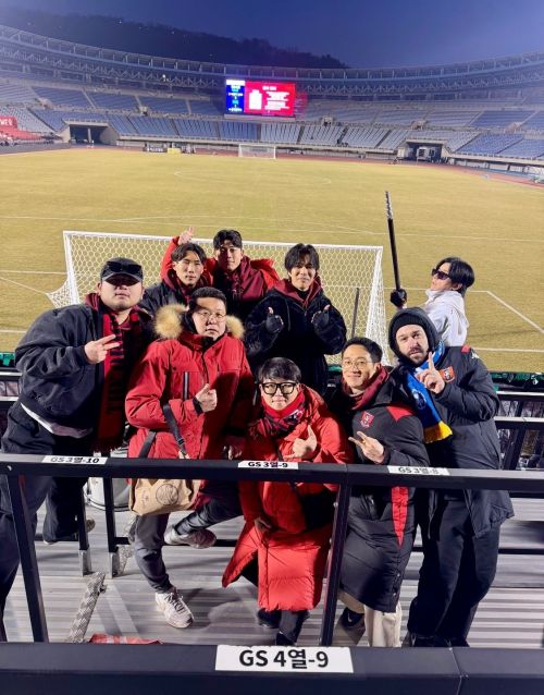 수원FC와의 승강 플레이오프가 끝난 후 안영호씨가 다른 서포터들과 함께 기념사진을 찍는 모습. 안영호씨 제공