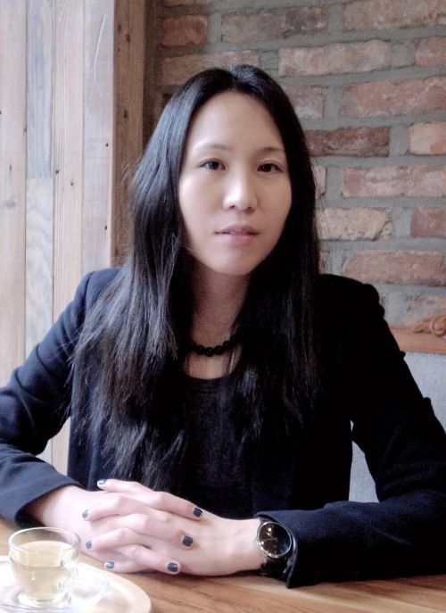 이제니 시인이 7년 만에 펴낸 네 번째 시집 ‘영원이 미래를 돌아본다’는 상실과 슬픔이 반복되는 세계에 대한 기록으로 읽힌다. 시인 제공