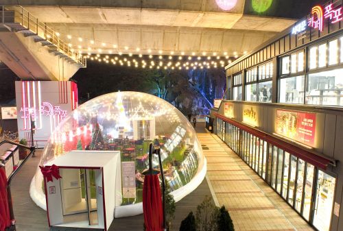 서울 서대문구 홍은동 카페폭포 앞에 설치된 반구형 투명 에어돔.   서대문구 제공