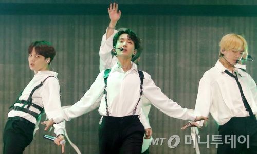 방탄소년단 2018AAA 무대(BTS) 제이홉 / 사진=김휘선 기자 hwijpg@