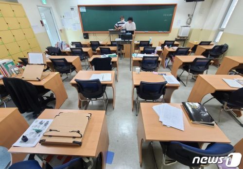 정부의 수도권 지역 사회적 거리두기 강화조치로 300인 이상 대형 입시학원을 실시간 원격수업 체제로 전환한 8월 20일 서울 강남구 종로학원 강남본원에서 강사가 재원생들을 대상으로 원격실시간수업을 하고 있다. /사진=뉴스1