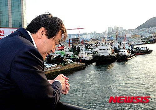 5개 지역구 후보자에 대한 공천장에 도장을 찍지 않겠다고 선언한 김무성 새누리당 대표가 24일 오후 부산 영도구 자신의 선거사무실 앞 영도대교에서 생각에 잠겨 있다. 2016.03.24. /사진제공=뉴시스