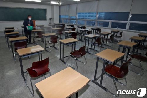 (광주=뉴스1) 황희규 기자 = 2021학년도 대학수학능력시험(수능)을 앞두고 2주간의 수능 특별 방역 기간 첫날인 19일 오후 광주 동구의 한 학원에서 학원 관계자가 교실을 방역 소독하고 있다. 2020.11.19/뉴스1