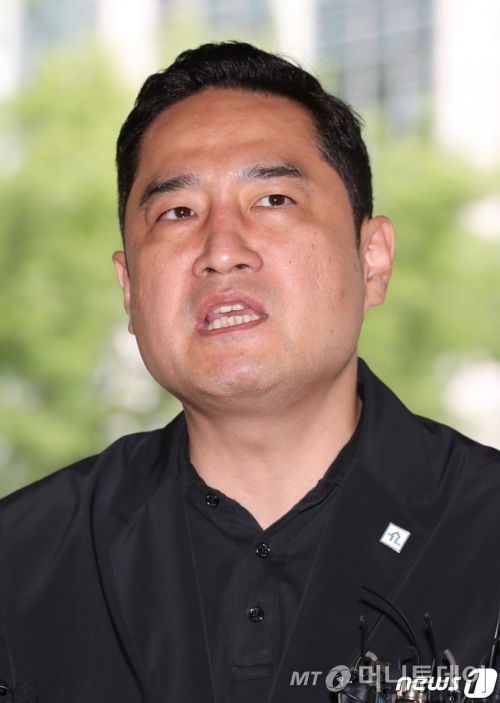 (서울=뉴스1) 박지혜 기자 = 박원순 전 서울시장의 성폭력을 방임·묵인했다며 유튜브 채널 가로세로연구소(가세연)가 서울시 관계자들을 고발한 사건에 대해 경찰이 수사에 착수했다.  유튜브 채널 가로세로연구소를 운영하는 강용석 변호사가 지난 7월17일 오후 참고인 조사를 받기 위해 서울지방경찰청에 출석했다. 2020.7.17/뉴스1