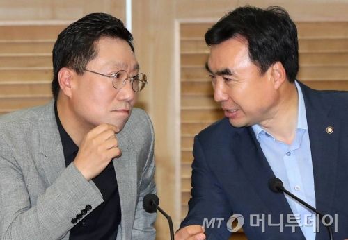 더불어민주당 양정철 민주연구원장과 윤관석 정책위 수석부의장이 13일 오후 서울 여의도 국회 의원회관에서 열린 일본의 수출규제 대응 경제정책 간담회에서 이야기를 나누고 있다. / 사진=홍봉진 기자 honggga@