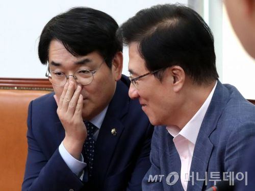 더불어민주당 박용진, 신경민 의원이 24일 오후 서울 여의도 국회에서 열린 유치원 3법 본회의 처리를 위한 유아교육보육공공성강화특별위원회 간담회에서 이야기를 나누고 있다. / 사진=홍봉진 기자 honggga@