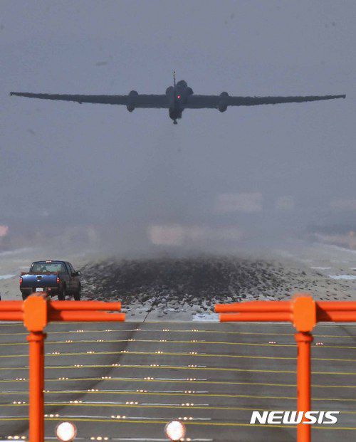 【평택=뉴시스】이정선 기자 =2017년 3월16일 오전 경기 평택 주한미군 오산공군기지 활주로에서 U-2S 고공정찰기가 이륙하고 있다. 2017.03.16.