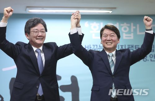 【서울=뉴시스】최진석 기자 = 바른미래당 유승민(왼쪽) 대표가 8일 오후 서울 종로구 동일빌딩에서 열린 ‘안철수 서울시장 예비후보 선거사무소 개소식’에 참석해 안철수 예비후보에게 운동화를 신겨준 뒤 포즈를 취하고 있다. 2018.04.08.