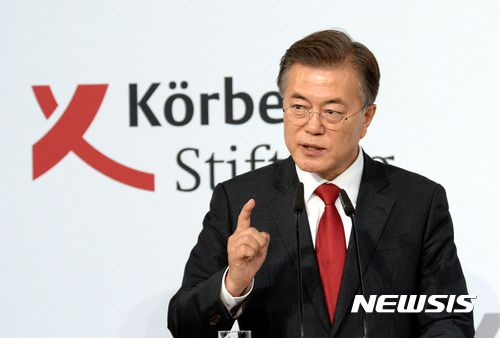 【베를린(독일)=뉴시스】전진환 기자 = 문재인 대통령이 2017년7월 6일 오후(현지시간) 베를린시청 Bear Hall에서 쾨르버 재단 초청 연설을 하고 있다. 2017.07.06.