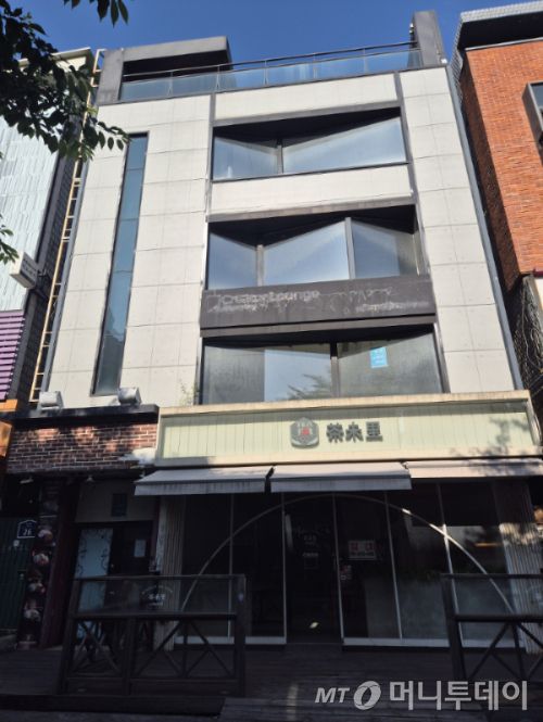 지난 11일 오후 서울 서대문구 연세로에 있는 공실. 4층짜리 건물 전체가 비어 있다./사진=유예림 기자