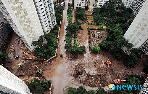 2011년 7월 31일 서울 서초구 방배동 한 아파트에서 관계자들이 산사태 피해 복구 작업을 하고 있다./사진=뉴시스