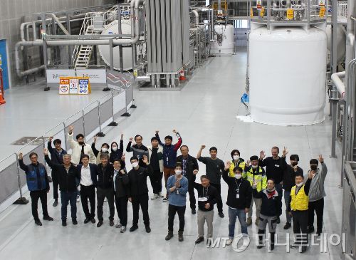 SCL3 4.5 K 냉각 완료를 기념하며 환호하는 IBS 중이온가속기 '라온' 연구팀 /사진=IRIS(IBS 중이온가속기연구소)