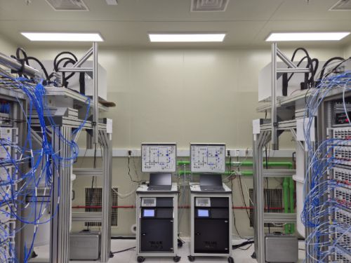 표준연이 개발중인 50큐비트 양자컴 2대의 모습 /사진=박건희 기자