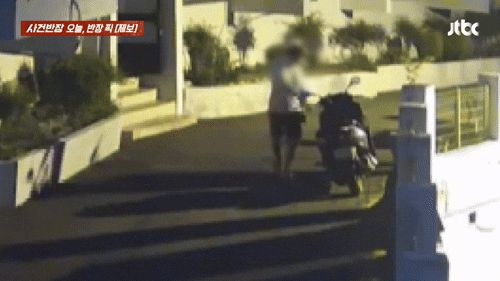 한 남성이 타인 오토바이에 알 수 없는 액체를 뿌리는 모습. /사진=JTBC 사건반장 갈무리