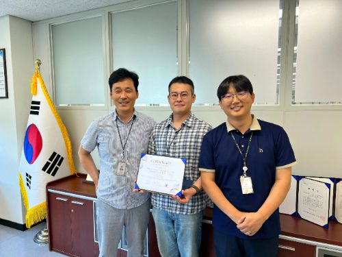 ETRI 연구진이 지능형 감시 국제대회에서 세계 1위를 차지했다.(왼쪽부터 대경권연구본부 변우진 본부장, 김상원 연구원, 김광주 AI인프라연구실장) /사진=ETRI