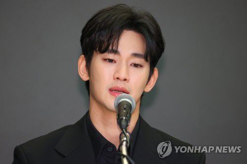 (서울=연합뉴스) 진연수 기자 = 배우 김수현이 31일 오후 서울 마포구 스탠포드 호텔에서 미성년자였던 배우 고 김새론과 교제했다는 의혹과 관련해 입장발표 기자회견을 하고 있다. 2025.3.31 jin90@yna.co.kr