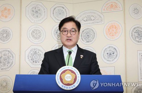 (서울=연합뉴스) 김주형 기자 = 우원식 국회의장이 윤석열 전 대통령에 대한 헌재의 파면이 선고된 4일 서울 여의도 국회에서 대국민담화를 하고 있다. 2025.4.4 kjhpress@yna.co.kr