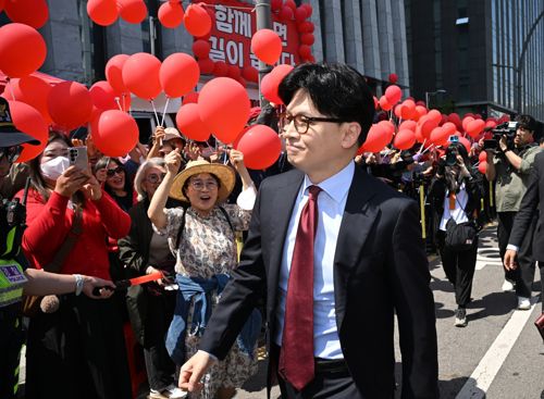 지지자 환영 받는 한동훈 후보
    (서울=연합뉴스) 20일 서울 강서구 ASSA아트홀에서 열린 국민의힘 대선 후보자 1차 경선, B조 조별 토론회장 앞에서 한동훈 후보가 지지자들의 환영을 받고 있다. 2025.4.20 [국회사진기자단]
    photo@yna.co.kr
(끝)


<저작권자(c) 연합뉴스, 무단 전재-재배포, AI 학습 및 활용 금지>