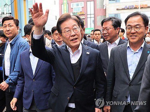 오늘(5일) 경기도 양평군 양평물맑은시장에서 열린 '골목골목 경청투어'에서 시민들에게 인사하는 이재명 후보. [사진 제공] 연합뉴스