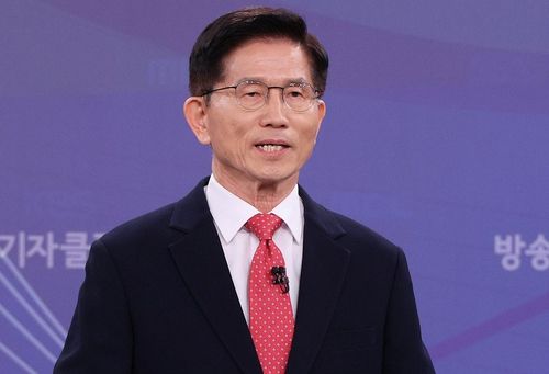 (서울=연합뉴스) 21일 국민의힘 김문수 대선 후보(가운데)가 경기 고양시 MBN 미디어센터에서 열린 한국방송기자클럽 대선 후보 초청 토론회에서 발언하고 있다. 2025.5.21 [국회사진기자단] photo@yna.co.kr