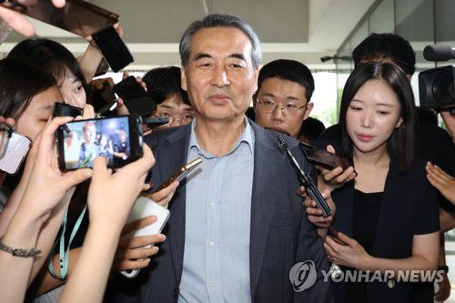(서울=연합뉴스) 이진욱 기자 = 윤석열 전 대통령 부인 김건희 여사 관련 의혹을 수사하는 민중기 특별검사가 24일 서울 서초구 서초동에 마련된 임시 사무실로 출근하고 있다. 2025.6.24 cityboy@yna.co.kr