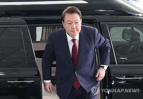 (서울=연합뉴스) 서명곤 기자 = 윤석열 전 대통령이 28일 피의자 신분으로 내란특검 조사를 받기 위해 서울 서초구 서울고검 청사로 출석하고 있다. 2025.6.28 [공동취재] seephoto@yna.co.kr