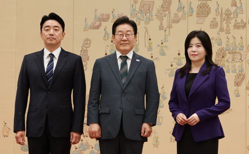 이재명 대통령이 어제(4일) 용산 대통령실에서 강훈식 대통령비서실장에게 임명장을 수여한 후, 강 실장 배우자와 함께 기념촬영을 하는 모습. [사진] 대통령실사진기자단