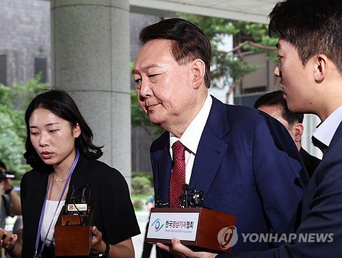 (서울=연합뉴스) 김도훈 기자 = 윤석열 전 대통령이 5일 내란 특검의 2차 조사를 받기 위해 조은석 특별검사팀 사무실이 있는 서울 서초구 서울고검에 출석하고 있다. 윤 전 대통령은 취재진 질문에 아무런 답변을 하지 않았다. 2025.7.5 [공동취재] superdoo82@yna.co.kr