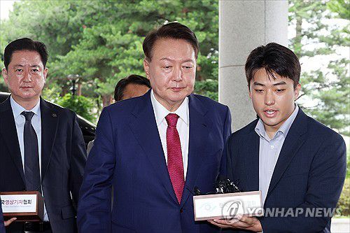 (서울=연합뉴스) 김도훈 기자 = 윤석열 전 대통령이 지난 5일 내란 특검의 2차 조사를 받기 위해 조은석 특별검사팀 사무실이 있는 서울 서초구 서울고검에 출석하고 있다. 2025.7.5 [공동취재] superdoo82@yna.co.kr