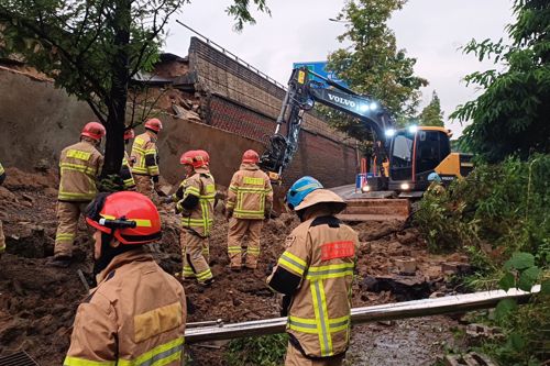 16일 오후 7시 4분쯤 경기 오산시 가장교차로 고가도로의 10ｍ 높이 옹벽이 도로로 무너지며 고가도로 아래 도로를 지나가던 차량을 덮치는 사고가 발생해 소방대원들이 복구 및 구조작업을 하고 있다.2025.7.16 [경기도소방재난본부 제공. 재판매 및 DB 금지]