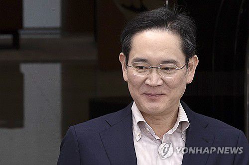 (서울=연합뉴스) 윤동진 기자 = 일본 출장을 마친 이재용 삼성전자 회장이 9일 강서구 서울김포비즈니스항공센터(SGBAC)를 통해 귀국하고 있다. 2025.4.9 mon@yna.co.kr