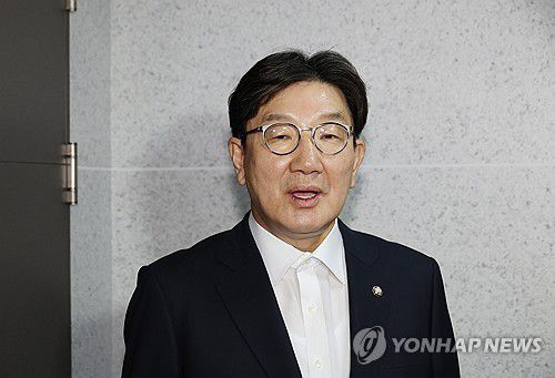 (서울=연합뉴스) 박동주 기자 = 국민의힘 권성동 의원이 18일 서울 여의도 국회 의원회관 자신의 의원실로 들어서며 압수수색 관련 입장을 밝히고 있다. 2025.7.18 pdj6635@yna.co.kr