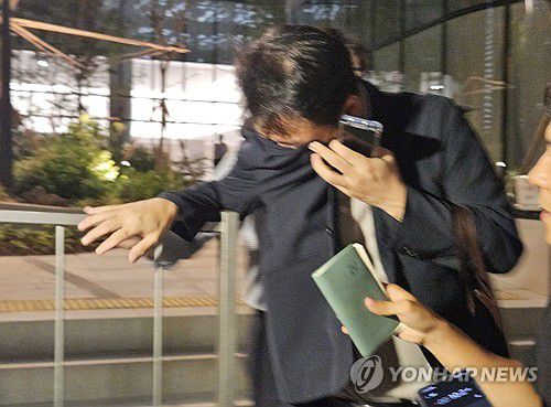 (서울=연합뉴스) 김현수 기자 = 김건희 여사 오빠인 김진우 씨가 28일 김 여사 관련 의혹들을 수사하는 민중기 특별검사팀 사무실이 위치한 서울 종로구 KT광화문빌딩에서 조사를 마친 뒤 얼굴을 가린 채 특검 사무실을 나서고 있다. 
    김씨는 이른바 '양평 공흥지구 개발 특혜 의혹'의 핵심 당사자다. 2025.7.28 photo@yna.co.kr