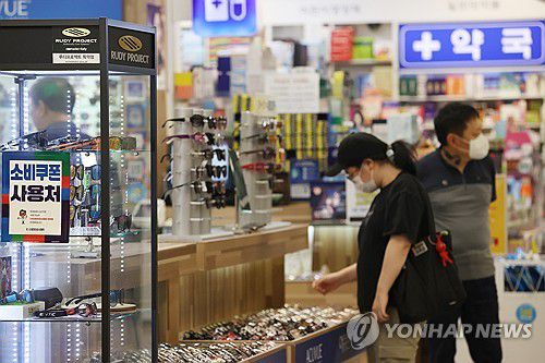 서울의 한 이마트 내 임대매장 앞에 민생회복 소비쿠폰 사용 안내문이 붙어 있다. [연합뉴스 자료사진]