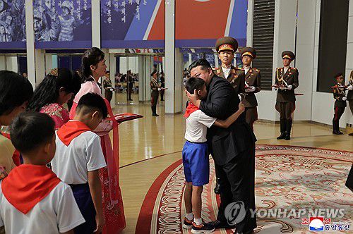 (평양 조선중앙통신=연합뉴스) 김정은 북한 국무위원장이 지난 29일 평양 목란관에서 해외군사작전에서 특출한 공훈을 세운 참전열사들의 유가족들을 만나 따뜻이 위로하고 기념사진을 찍었다고 조선중앙통신이 30일 보도했다. 2025.8.30 
    [국내에서만 사용가능. 재배포 금지. For Use Only in the Republic of Korea. No Redistribution] nkphoto@yna.co.kr