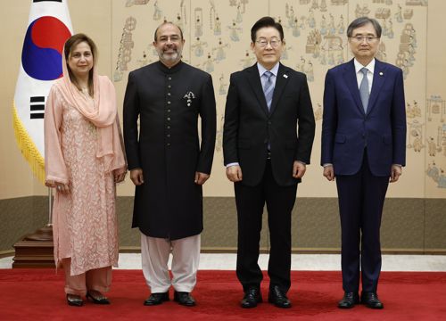 이재명 대통령이 2일 서울 용산 대통령실 청사에서 열린 주한대사 신임장 제정식에서 사예드 모아잠 샤 주한 파키스탄 대사(왼쪽 두 번째)로부터 신임장을 전달받은 뒤 기념촬영하고 있다. [대통령실통신사진기자단]