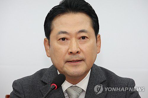(서울=연합뉴스) 김주성 기자 = 국민의힘 장동혁 대표가 10일 서울 여의도 국회에서 기자회견을 열고, 김건희 여사 관련 의혹을 수사 중인 민중기 특별검사팀에 조사받은 양평군 공무원이 자택에서 숨진 채 발견된 것과 관련해 특검 수사를 비판하고 있다. 2025.10.10 utzza@yna.co.kr