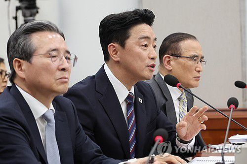 (서울=연합뉴스) 김주성 기자 = 강훈식 대통령 비서실장이 6일 서울 여의도 국회에서 열린 운영위원회의 대통령비서실과 국가안보실, 대통령경호처 등에 대한 국정감사에서 위원 질의에 답하고 있다. 2025.11.6 utzza@yna.co.kr