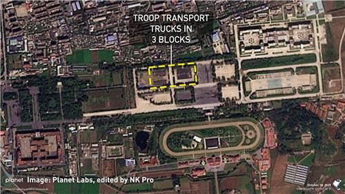 (서울=연합뉴스) 북한이 내년 초 열릴 것으로 보이는 제9차 노동당 대회를 계기로 대규모 열병식을 준비하는 정황이 포착됐다며 미국의 북한 전문매체 NK뉴스가 12일 보도했다. 위성사진을 통해 확인된 평양 미림비행장 내 수백대의 트럭이 집결해 있는 모습.
플래닛 랩스 위성사진, NK Pro 편집 [재판매 및 DB 금지]