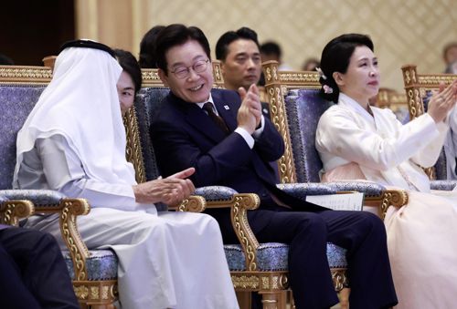 아랍에미리트(UAE)를 국빈 방문 중인 이재명 대통령이 18일(현지시간) 아부다비 대통령궁에서 열린 한-UAE 문화교류 행사에서 나얀 빈 무바라크 알 나흐얀 UAE 관용공존부 장관과 대화하고 있다. 오른쪽은 김혜경 여사. [사진 제공] 연합뉴스