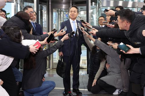 진옥동 신한금융지주 회장, 차기 회장 면접 참석
    (서울=연합뉴스) 김주형 기자 = 진옥동 신한금융지주 회장이 4일 서울 중구 신한금융지주 본사에서 열린 개별 최종면접에 참석, 발언하고 있다. 2025.12.4
    kjhpress@yna.co.kr
(끝)


<저작권자(c) 연합뉴스, 무단 전재-재배포, AI 학습 및 활용 금지>