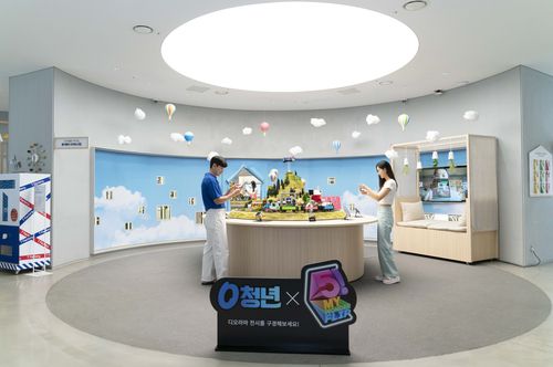 SK텔레콤 모델들이 미니어처존을 체험하고 있는 모습(사진=SKT)